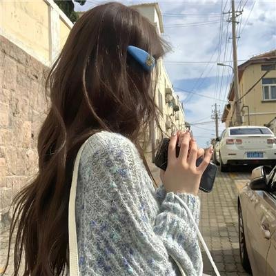 照片中的女孩
